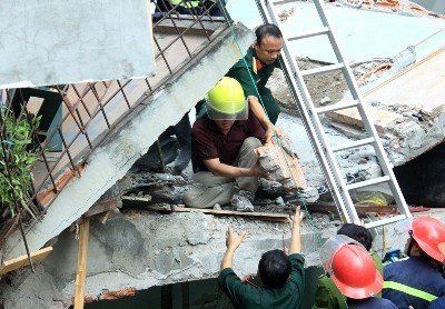 Lực lượng cứu hộ dùng tay không vận chuyển gạch đá, bê tông
